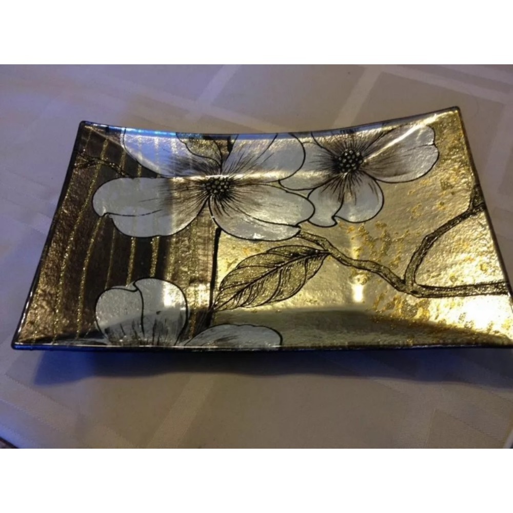 Small decorative plate use as accent piece - multiple uses